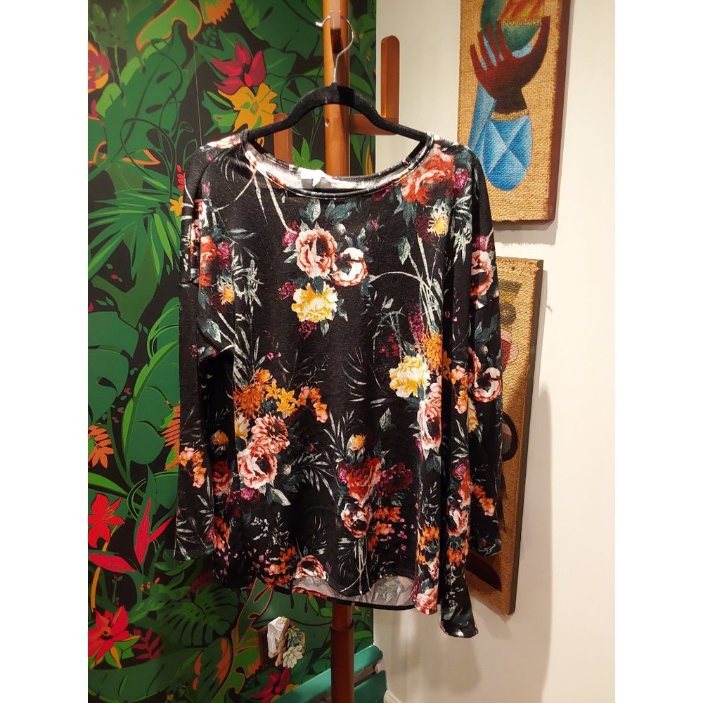 NEW Ava James Dress Barn Women's Lightweight Floral on Black Sweater Tunic. 2X